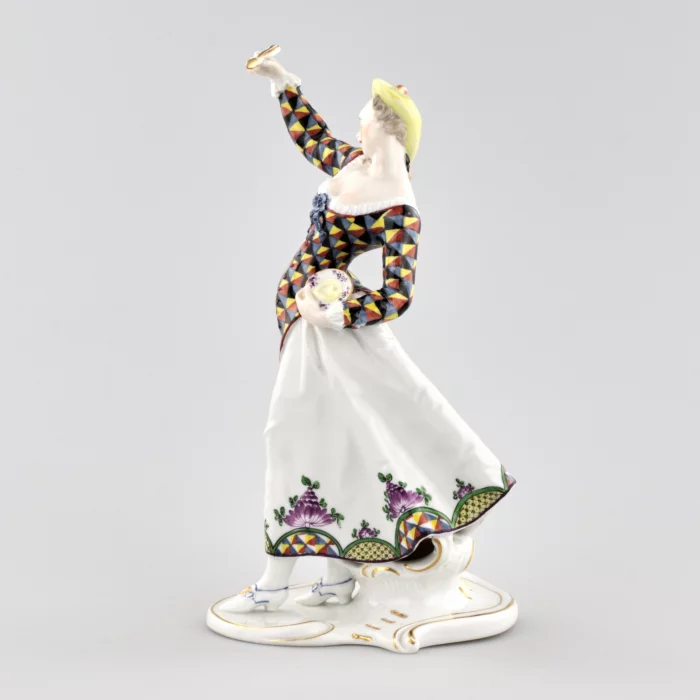 Figurine en porcelaine Columbine avec une soucoupe. Nymphenburg, Allemagne. Le debut du 20e siècle. 