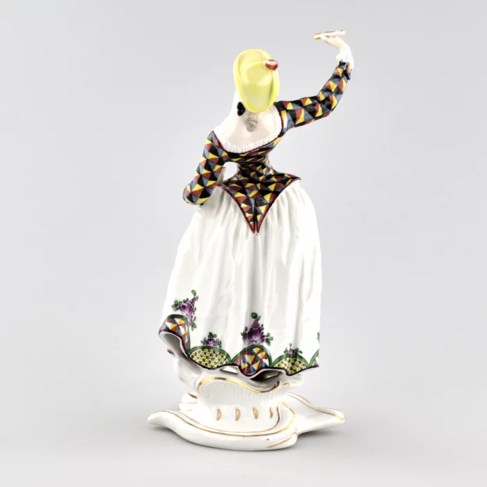 Figurine en porcelaine Columbine avec une soucoupe. Nymphenburg, Allemagne. Le debut du 20e siècle. 