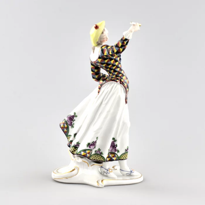 Figurine en porcelaine Columbine avec une soucoupe. Nymphenburg, Allemagne. Le debut du 20e siècle. 