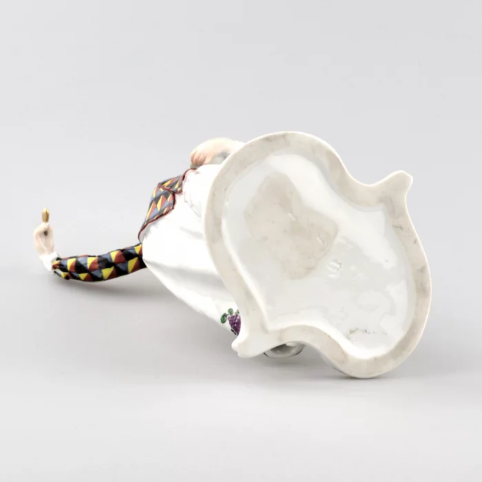 Figurine en porcelaine Columbine avec une soucoupe. Nymphenburg, Allemagne. Le debut du 20e siècle. 