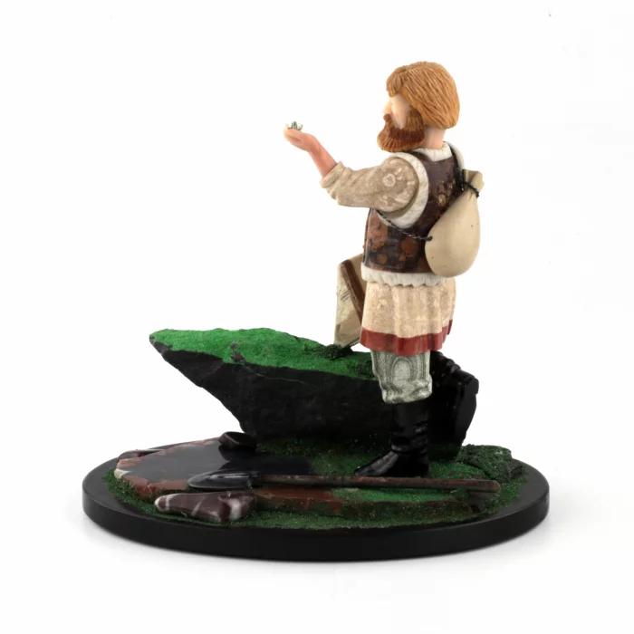 Figurine taillee dans la pierre Prospecteur.