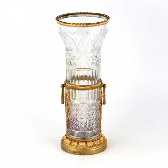 Vase en cristal en bronze dore. 