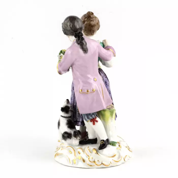 Groupe en porcelaine Couple avec un chien. Meissen. 
