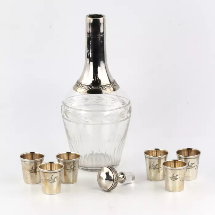 Un ensemble de verres avec une carafe. 1900