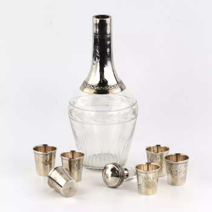 Un ensemble de verres avec une carafe. 1900