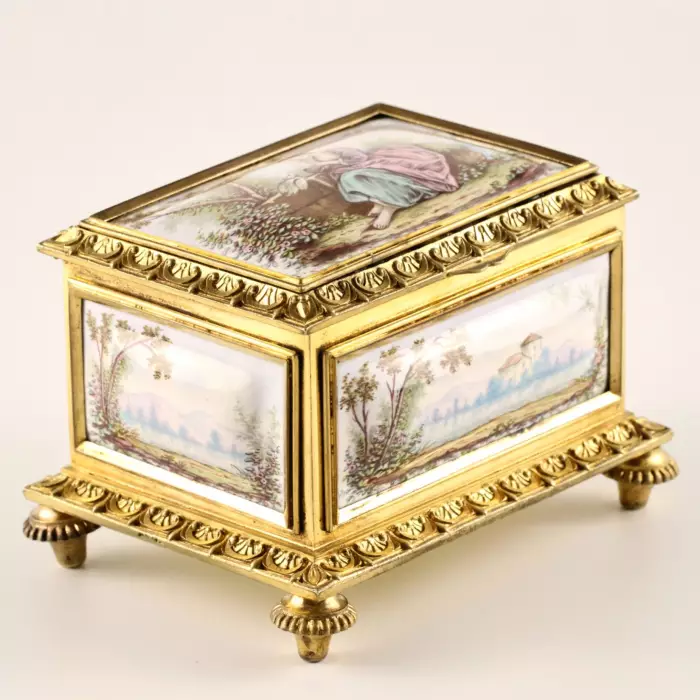 Boîte doree pour lettres