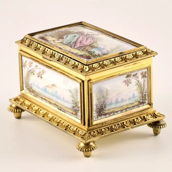 Boîte doree pour lettres