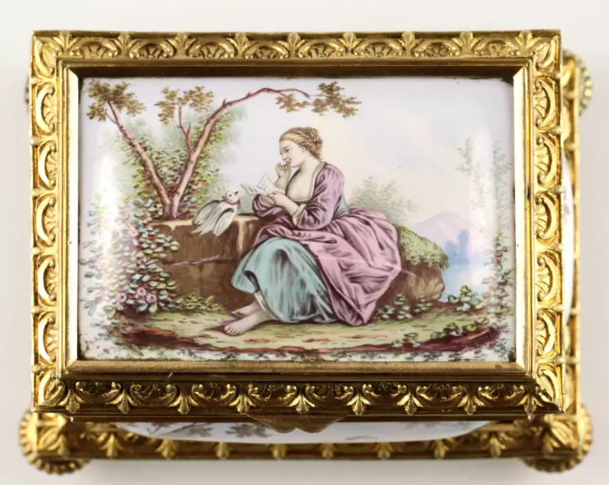 Boîte doree pour lettres