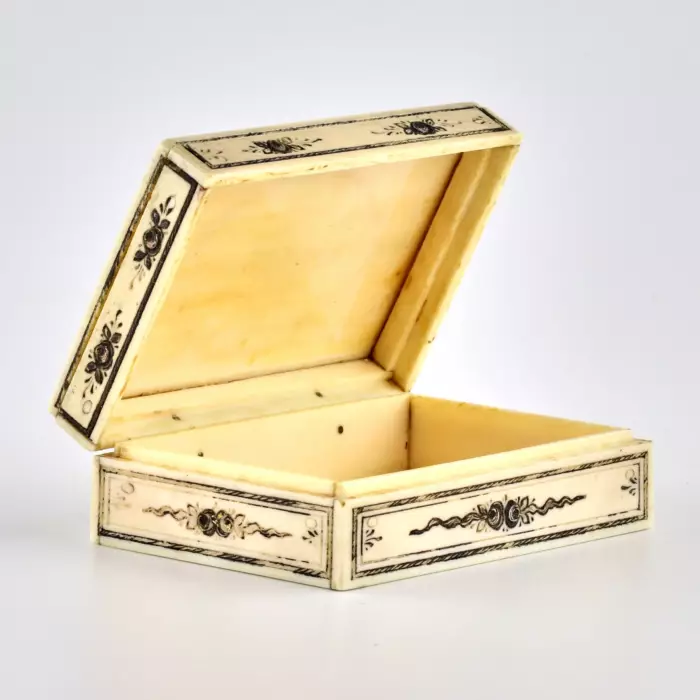 Ivory box with mother-of-pearl inlay. 