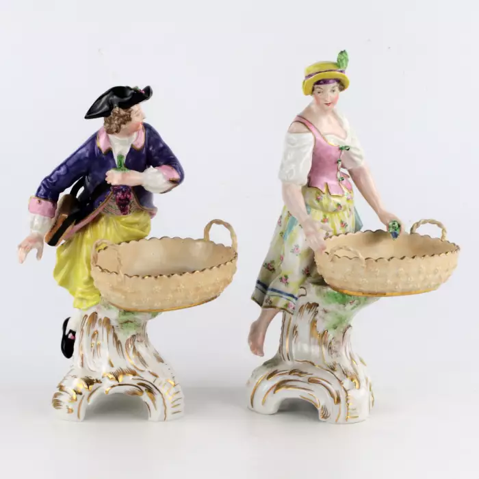 Une paire de bols à bonbons en porcelaine KPM. 