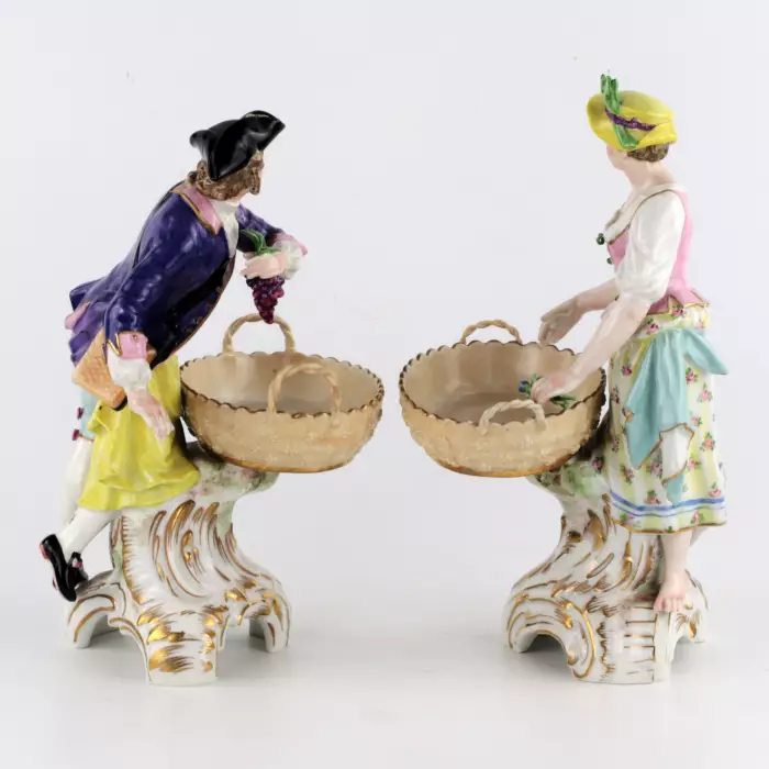 Une paire de bols à bonbons en porcelaine KPM. 