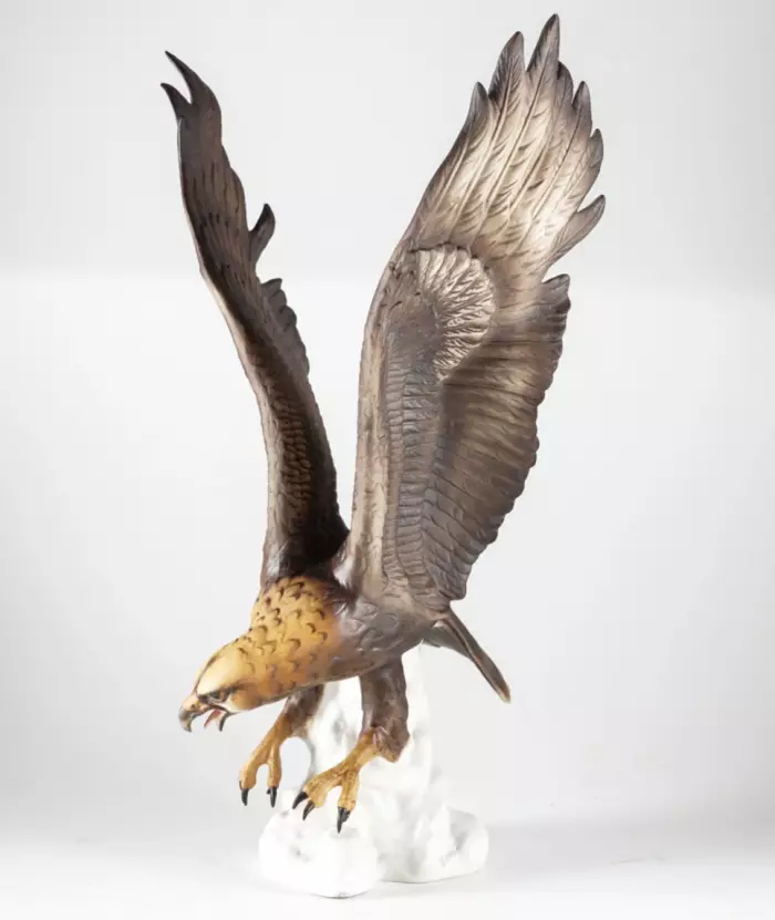 Figurine en porcelaine Aigle. Royal Dux.