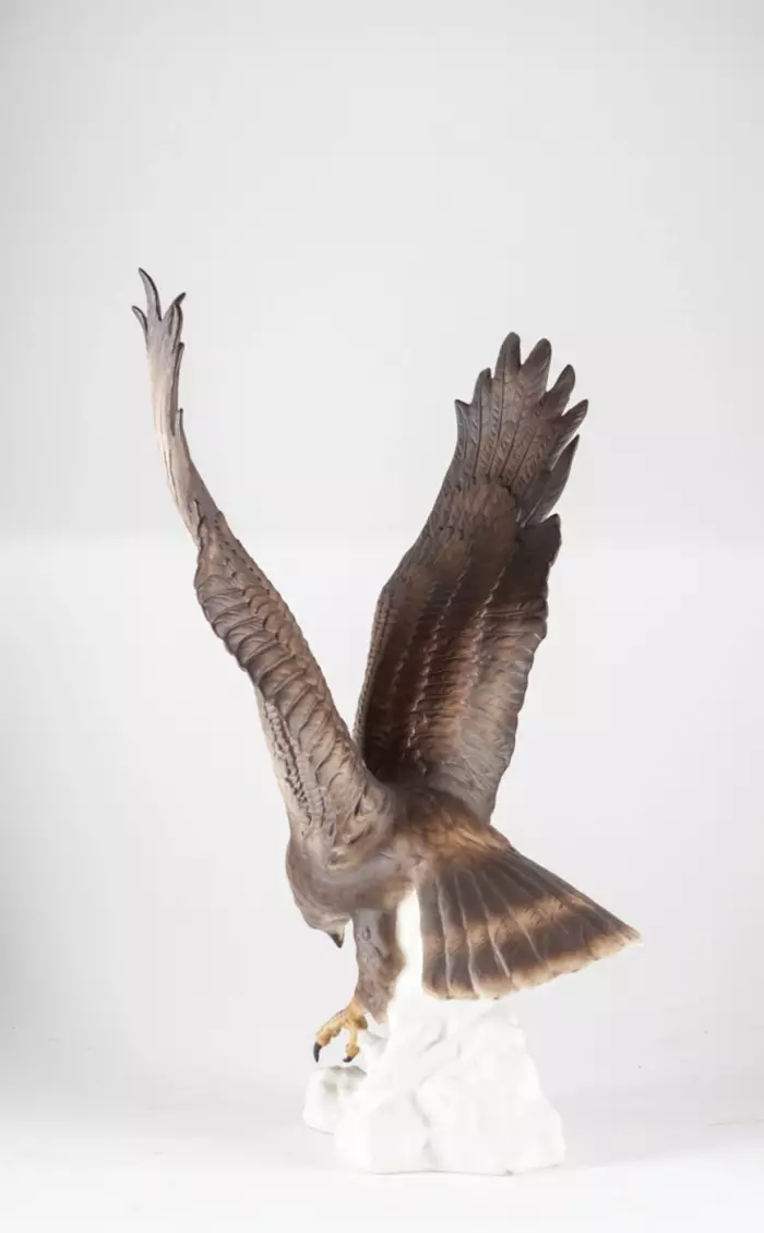 Figurine en porcelaine Aigle. Royal Dux.