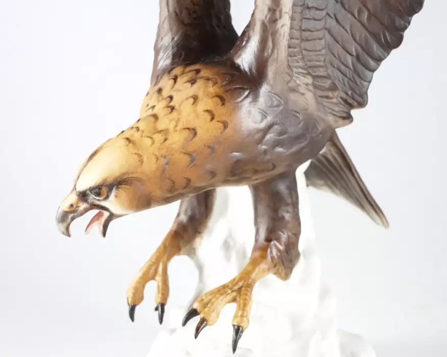 Figurine en porcelaine Aigle. Royal Dux.