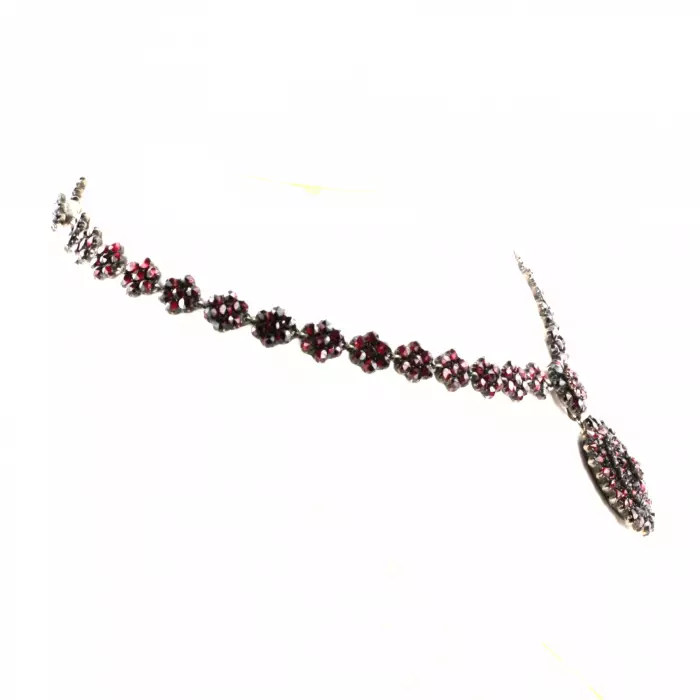 Collier avec grenats sur argent. Europe 19ème siècle. 
