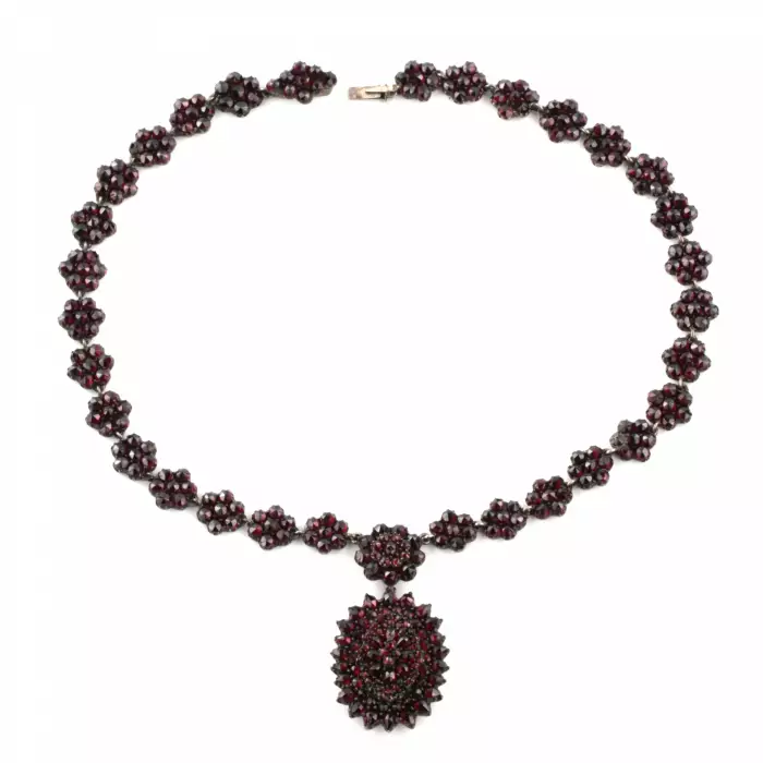 Collier avec grenats sur argent. Europe 19ème siècle. 