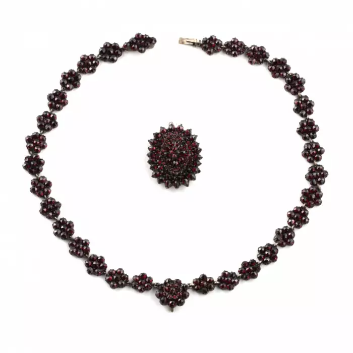 Collier avec grenats sur argent. Europe 19ème siècle. 