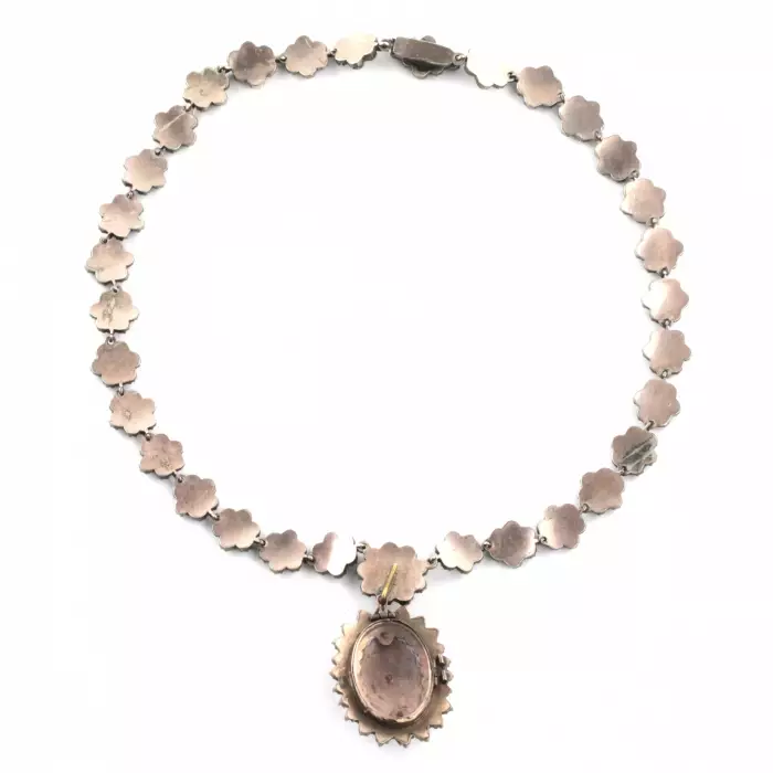 Collier avec grenats sur argent. Europe 19ème siècle. 