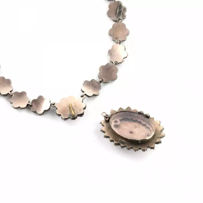 Collier avec grenats sur argent. Europe 19ème siècle. 