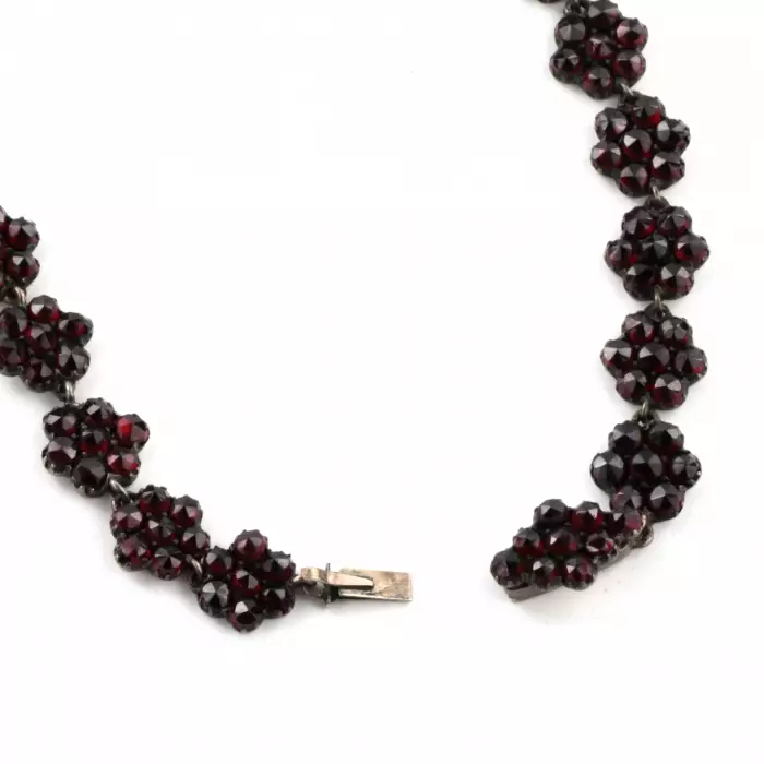 Collier avec grenats sur argent. Europe 19ème siècle. 