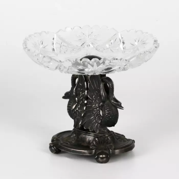 Bonbonnière en cristal sur pied en forme de 2 cygnes. 