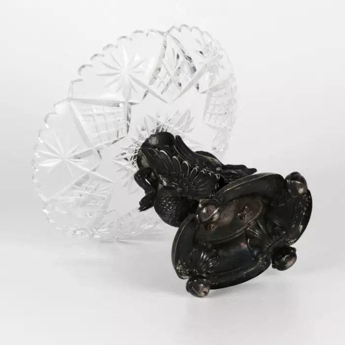 Bonbonnière en cristal sur pied en forme de 2 cygnes. 