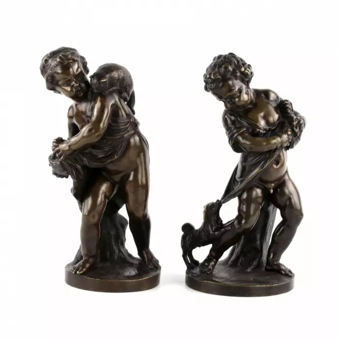 Paire de figures en bronze de Putti. 