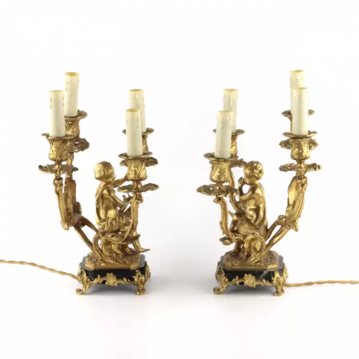 PAIRE DE CANDÉLABRES À QUATRE LUMIÈRES AUX PUTTI MUSICIENS. FRANCE, XIXE SIÈCLE