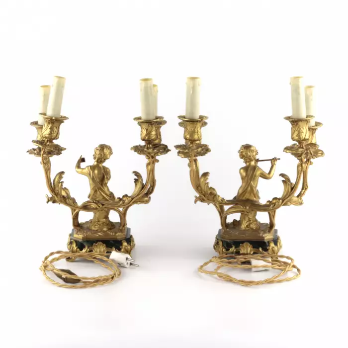 PAIRE DE CANDÉLABRES À QUATRE LUMIÈRES AUX PUTTI MUSICIENS. FRANCE, XIXE SIÈCLE
