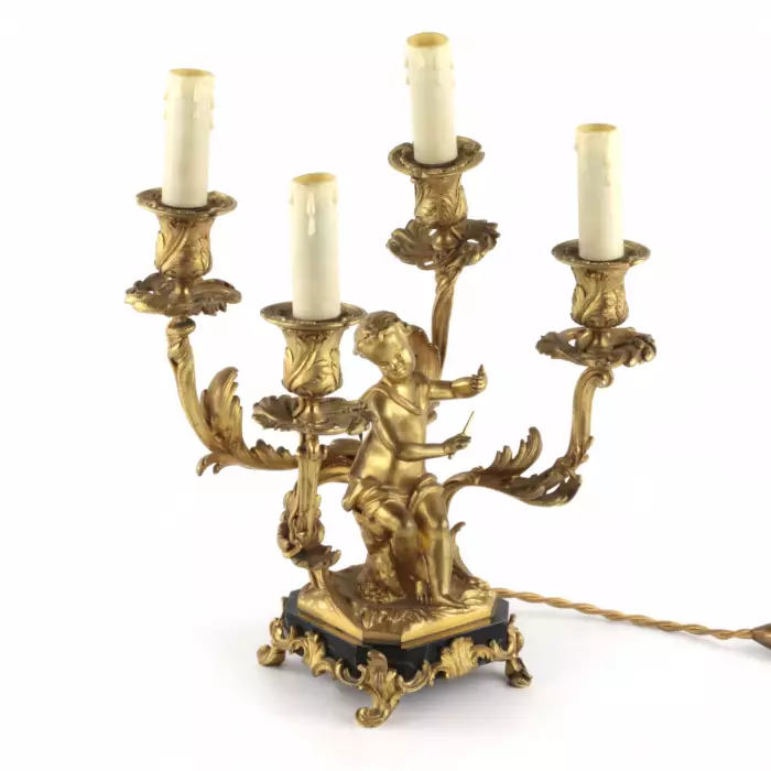 PAIRE DE CANDÉLABRES À QUATRE LUMIÈRES AUX PUTTI MUSICIENS. FRANCE, XIXE SIÈCLE