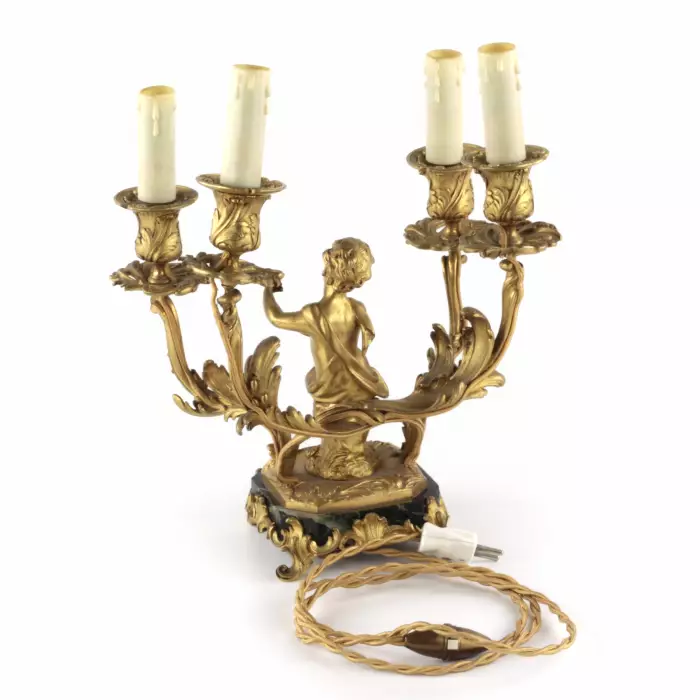 PAIRE DE CANDÉLABRES À QUATRE LUMIÈRES AUX PUTTI MUSICIENS. FRANCE, XIXE SIÈCLE