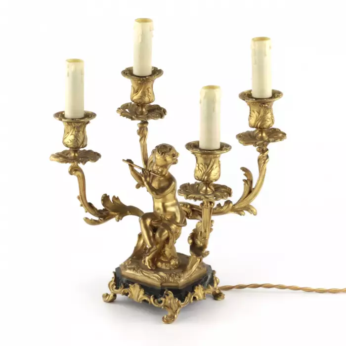 PAIRE DE CANDÉLABRES À QUATRE LUMIÈRES AUX PUTTI MUSICIENS. FRANCE, XIXE SIÈCLE