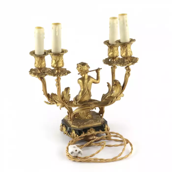 PAIRE DE CANDÉLABRES À QUATRE LUMIÈRES AUX PUTTI MUSICIENS. FRANCE, XIXE SIÈCLE
