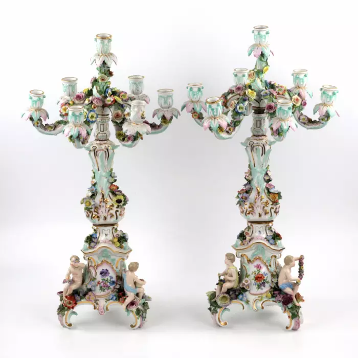 Une paire de candelabres en porcelaine. Meissen. 