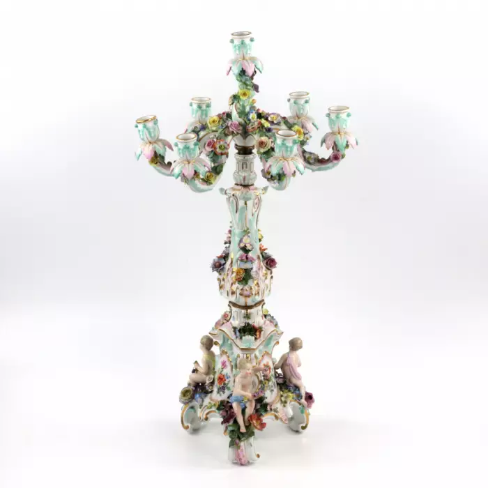 Une paire de candelabres en porcelaine. Meissen. 