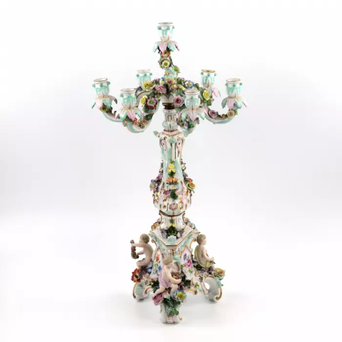 Une paire de candelabres en porcelaine. Meissen. 