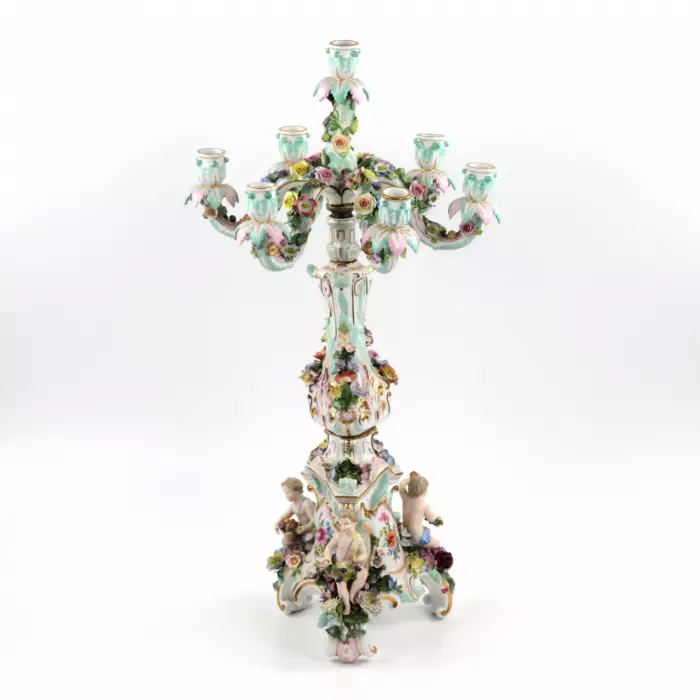 Une paire de candelabres en porcelaine. Meissen. 