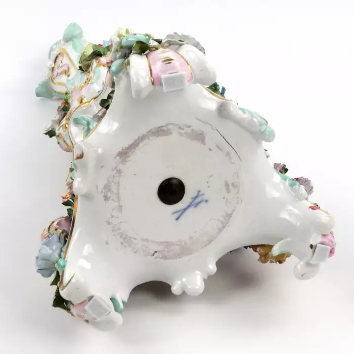 Une paire de candelabres en porcelaine. Meissen. 