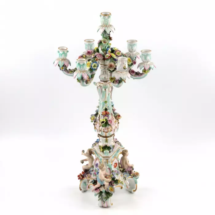 Une paire de candelabres en porcelaine. Meissen. 