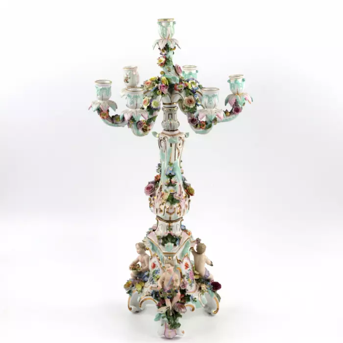Une paire de candelabres en porcelaine. Meissen. 