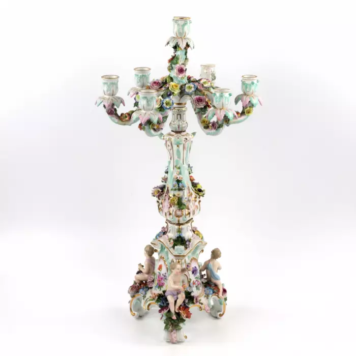 Une paire de candelabres en porcelaine. Meissen. 