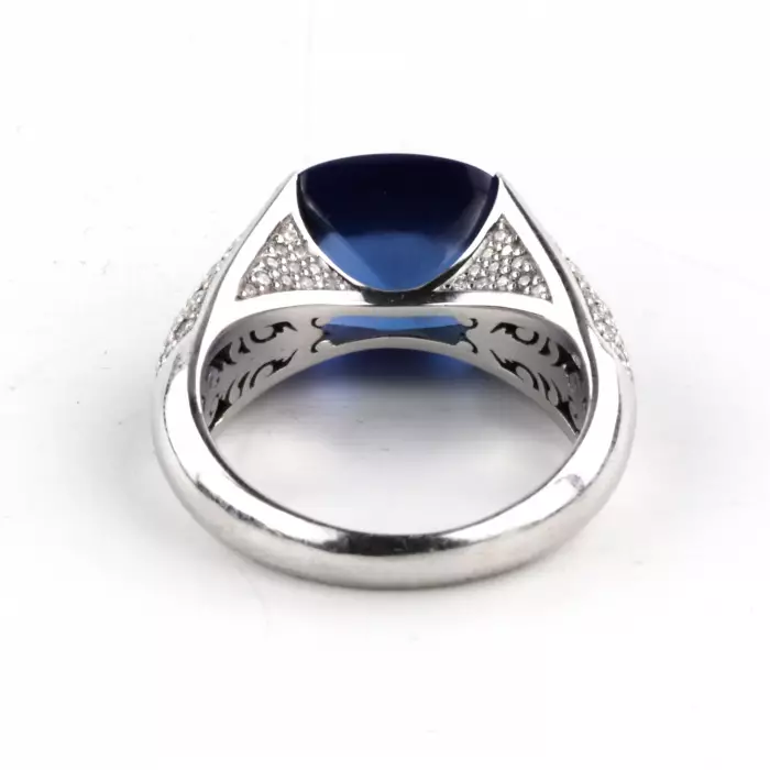 BAGUE LYKOV’S JEWELLERY EN OR BLANC 18K ORNÉE D’UNE TANZANITE DE 10,20 CARATS ET DE DIAMANTS