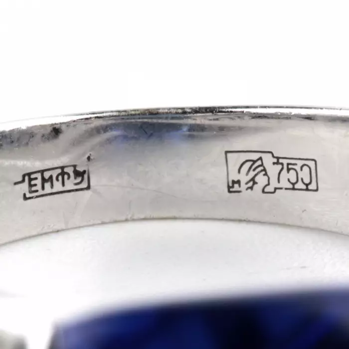 BAGUE LYKOV’S JEWELLERY EN OR BLANC 18K ORNÉE D’UNE TANZANITE DE 10,20 CARATS ET DE DIAMANTS
