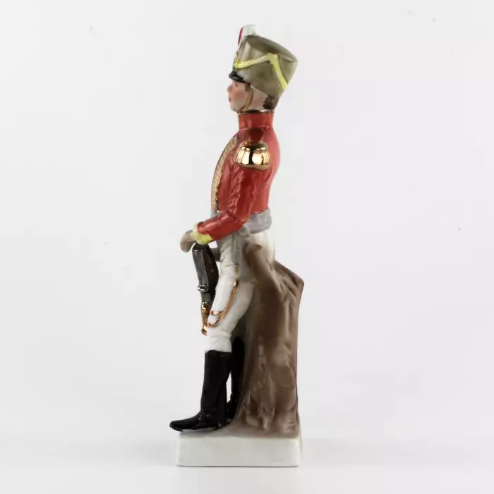 Figurine en porcelaine Hussard avec un rapport. 