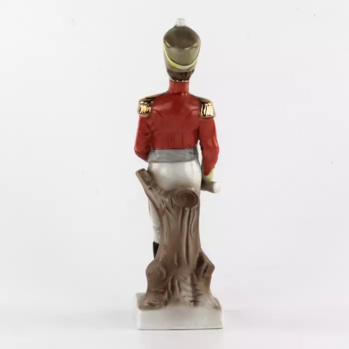 Figurine en porcelaine Hussard avec un rapport. 