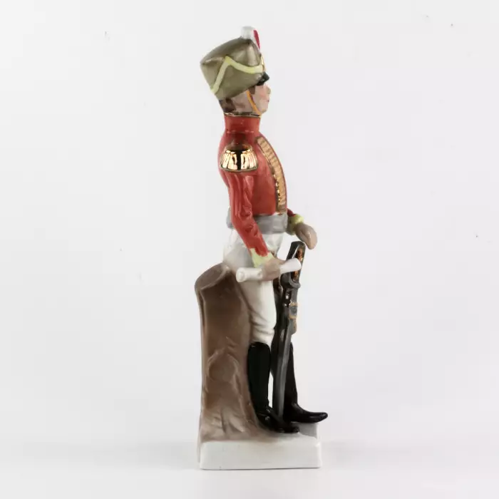 Figurine en porcelaine Hussard avec un rapport. 