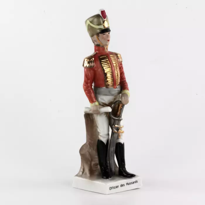 Figurine en porcelaine Hussard avec un rapport. 