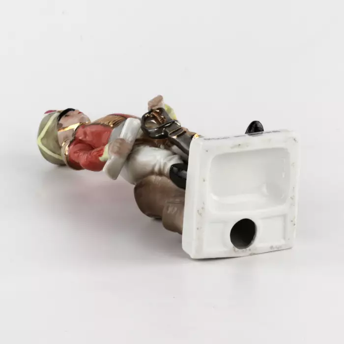 Figurine en porcelaine Hussard avec un rapport. 