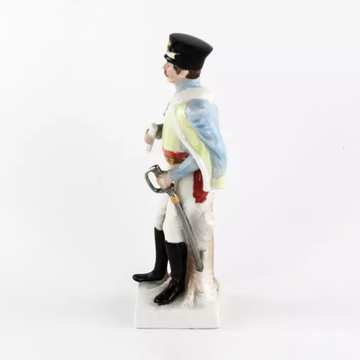 Hussard en porcelaine pendant les guerres napoleoniennes. 