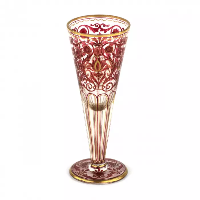Grand gobelet en verre avec peinture. 